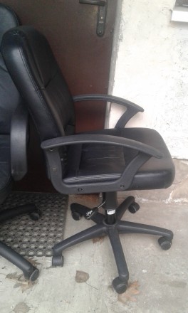 Крісло офісне-компютерне з Німеччини.
Матеріал: шкір-замінник.
Колір: чорний.
. . фото 3