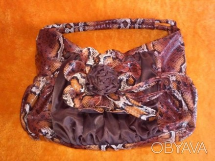 Новаяс сумка женская, качественная экокожа, вставка атлас и замш, по бокам удобн. . фото 1
