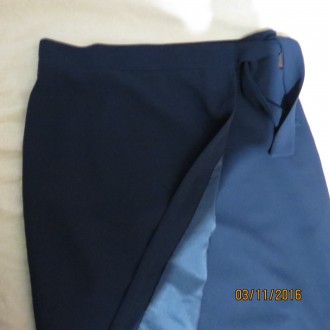 Очень нарядная,длинная юбка синего цвета на подкладке с запахом.Пояс на спине-ре. . фото 6