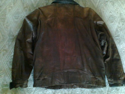 Куртка кожаная демисезонная, размер 52. Замеры: длинна по спине 65см; подмышки 6. . фото 4