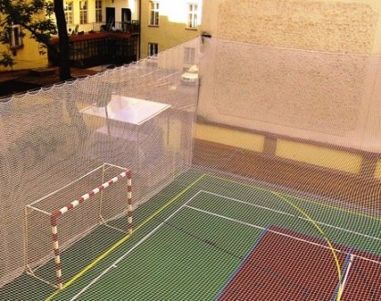 Защитная сетка на окна спортивного зала, улавливатель мячей на открытых спортивн. . фото 2