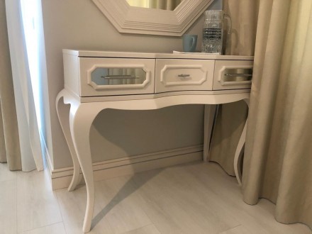 Дизайнерский туалетный столик с зеркалом в рамке. . фото 2