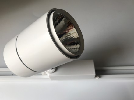 Светильник может вращаться на 360 градусов, что позволяет подсветить нужный объе. . фото 3