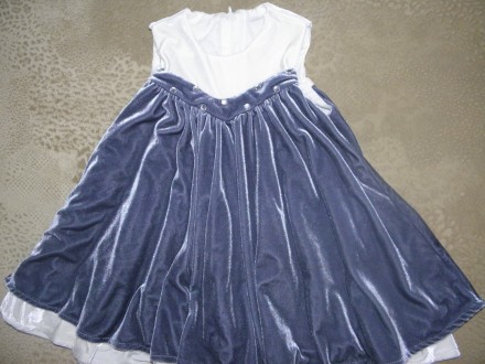 Велюровое серое платье с паетками, от кокетки расклешенное, спинка на молнии,шир. . фото 4
