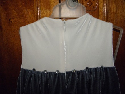 Велюровое серое платье с паетками, от кокетки расклешенное, спинка на молнии,шир. . фото 6