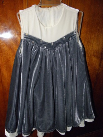 Велюровое серое платье с паетками, от кокетки расклешенное, спинка на молнии,шир. . фото 5