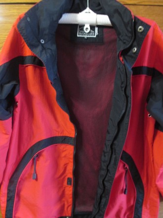 Курточка мужская,легкая, фирмы Quiksilver, на молнии с капюшоном(прячущий в воро. . фото 3