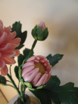 Розовая   хризантема из холодного фарфора. Ручная авторская работа.
    Эксклюз. . фото 5