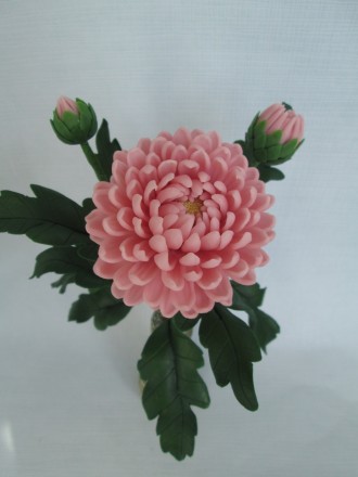 Розовая   хризантема из холодного фарфора. Ручная авторская работа.
    Эксклюз. . фото 4