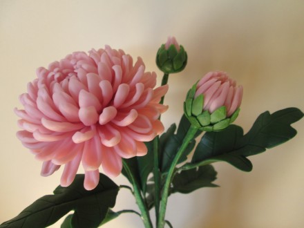 Розовая   хризантема из холодного фарфора. Ручная авторская работа.
    Эксклюз. . фото 3