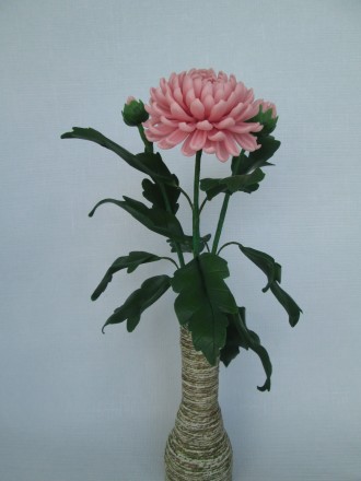 Розовая   хризантема из холодного фарфора. Ручная авторская работа.
    Эксклюз. . фото 2