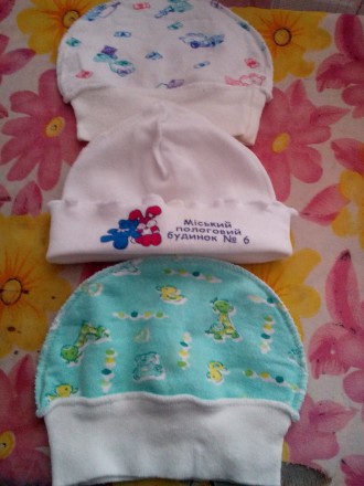 шапочки чепчики для новорожденных. состояние отличное, пятен и дыр нет, вся одеж. . фото 2