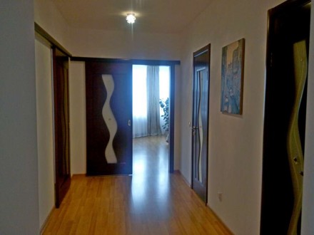 3 комнатная квартира с ремонтом общей площадью 110м2 , расположена на 7 этаже 14. Красный мост. фото 12