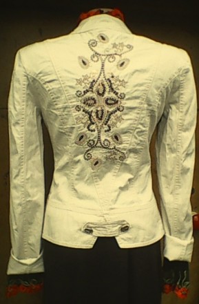 Курточка легкая в отличном состоянии с красивым вышитым рисунком на спине, светл. . фото 3