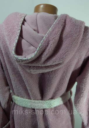 Женский мягкий розовый халат с вшитым капюшоном, имеет карманы и пояс. Размер 38. . фото 4