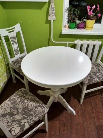 Продаётся комплект, белый круглый стол, раскладной (в овальный), диаметр 80см.. . . фото 2