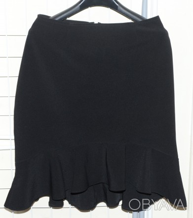 Продам нарядную юбку с оборкой,
б/у,
ткань - синтетика, не мнётся,
цвет чёрны. . фото 1
