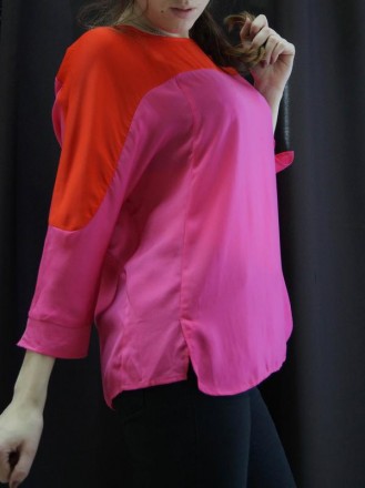 Красивая яркая шифоновая двухцветная блуза с разрезиками по бокам. Сзади на пуго. . фото 3