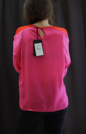 Красивая яркая шифоновая двухцветная блуза с разрезиками по бокам. Сзади на пуго. . фото 4