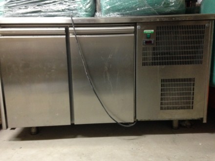 Холодильный двухдверный стол Tecnodom предназначен для хранения продуктов питани. . фото 2