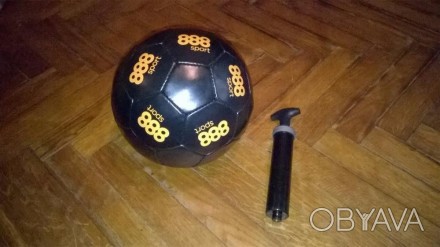 Продам новый футбольный мяч , в комплект входит насос и игла.. . фото 1