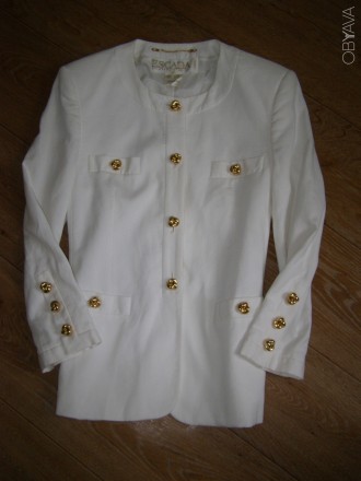 Escada шикарный белый пиджак с золотыми пуговицами Оригинал.

Очень красивый, . . фото 2
