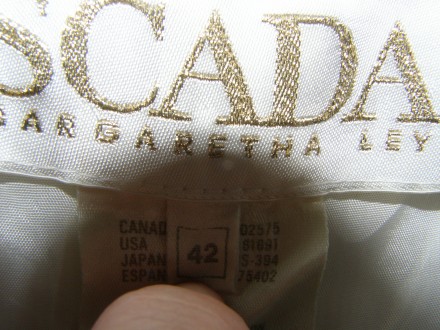 Escada шикарный белый пиджак с золотыми пуговицами Оригинал.

Очень красивый, . . фото 6