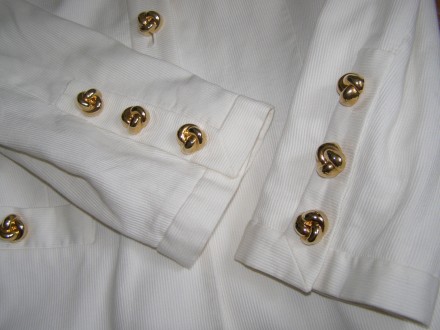 Escada шикарный белый пиджак с золотыми пуговицами Оригинал.

Очень красивый, . . фото 10