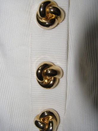 Escada шикарный белый пиджак с золотыми пуговицами Оригинал.

Очень красивый, . . фото 11