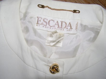 Escada шикарный белый пиджак с золотыми пуговицами Оригинал.

Очень красивый, . . фото 9