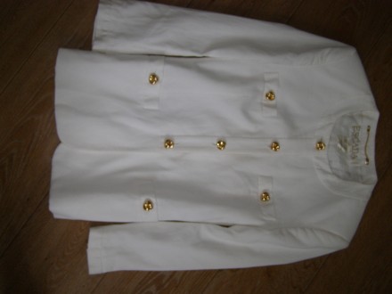 Escada шикарный белый пиджак с золотыми пуговицами Оригинал.

Очень красивый, . . фото 4