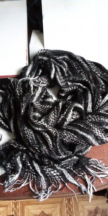 Солидный,нарядный шарф-накидка с серебряной нитью. Очень удачно и красиво подойд. . фото 4