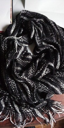 Солидный,нарядный шарф-накидка с серебряной нитью. Очень удачно и красиво подойд. . фото 2