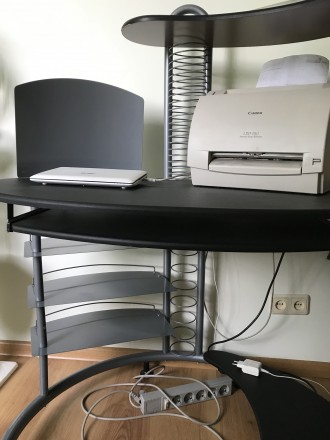 Продается компьютерный стол с этажеркой новый (два в одном) недорого. . фото 2