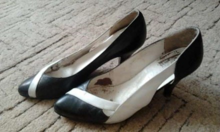 Черные кожаные туфли с белой полосочкой.Производство Австрия. Внутри потертые, н. . фото 2