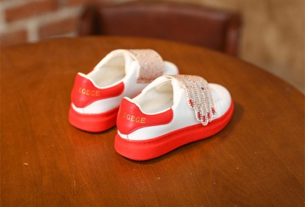 Цвет: белые с красным

Удобные и легкие повседневные кроссовки на мягкой подош. . фото 4