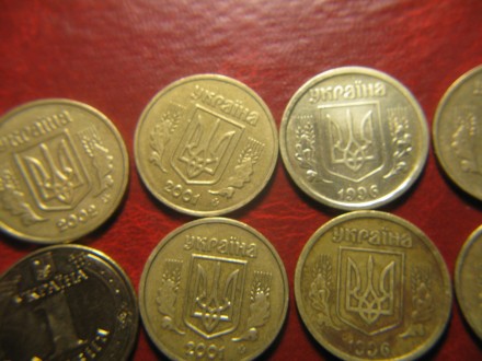 продам монеты номиналом одна гривна.год выпуска 1996.2001.2002.2003.. . фото 2