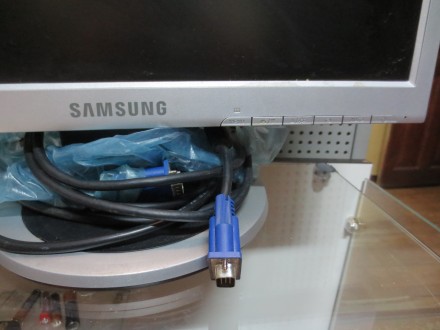 Продам монитор Samsung SyncMaster 721N в хорошем рабочем состоянии, с кабелями.
. . фото 4
