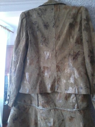 Костюм из микровельвета бежевого цвета. Пиджак и юбка на подкладке. Размер 50/52. . фото 5
