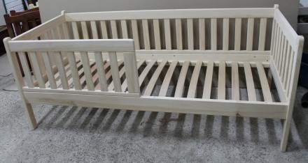 Кровать детская с бортиками, изготовлена из натурального дерева. От производител. . фото 2