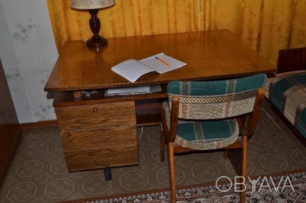 Письменный стол полностью деревянный полированный в хорошем состоянии, коричнево. . фото 1