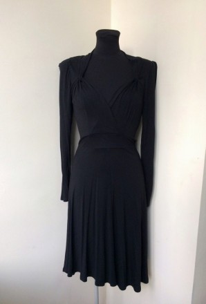 Черное миди платье Oasis с вырезом сердечко. Качественный трикотаж. Платье хорош. . фото 2