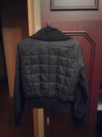 Куртка подростковая  черная осенняя,  в отличном состоянии, размер М. Цена – 80,. . фото 3