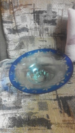 фруктовница из синего стекла с выделанными цветами. очень вместительная и удобна. . фото 2