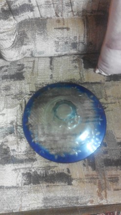 фруктовница из синего стекла с выделанными цветами. очень вместительная и удобна. . фото 4