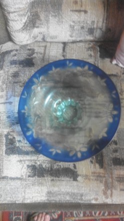 фруктовница из синего стекла с выделанными цветами. очень вместительная и удобна. . фото 3