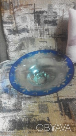 фруктовница из синего стекла с выделанными цветами. очень вместительная и удобна. . фото 1