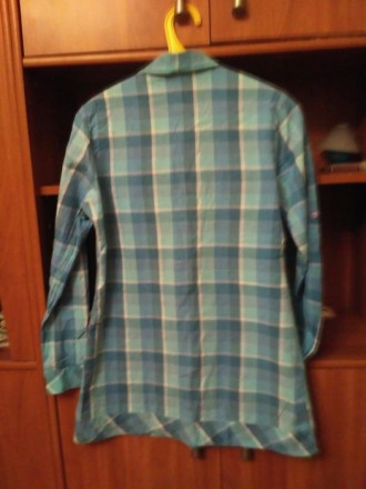 Женская голубая клетчатая рубашка 42 размера. Полуобхват плечей 38 см.Состояние . . фото 3