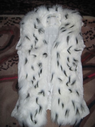 Женская жилетка из искусственного меха спереди, вязка сзади. . фото 2