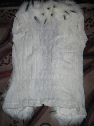 Женская жилетка из искусственного меха спереди, вязка сзади. . фото 3